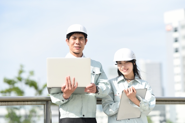 近隣配慮と安全管理をしてる作業員